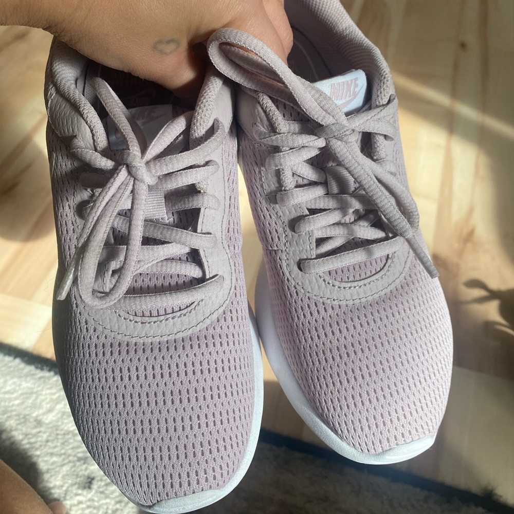 *SOLD* Women’s Nike Shoes (size 6) - Picture 5 of 6